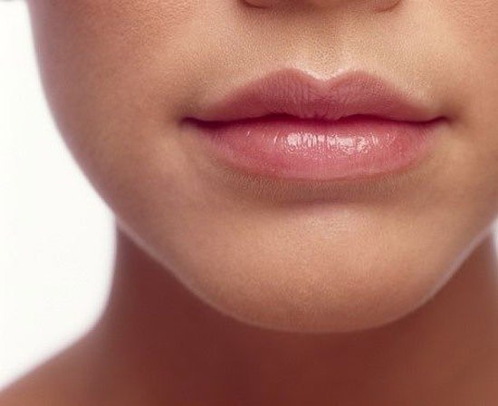  Для того, чтобы губы стали сочными, здоровыми и красивыми, нужно купить в аптеке крем "Радевит". 