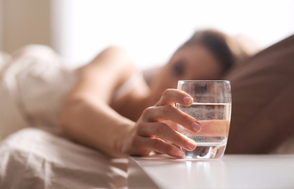 Стакан воды на ночь позволяет избежать инсульта и сердечного приступа