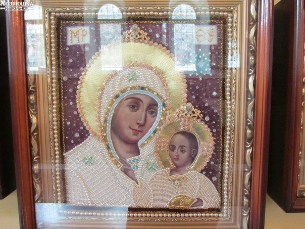 Эта икона Вифлеемской Божьей Матери. Это Единственная икона, где Богородица улыбается. Эта икона Она помогает всем!!!! 